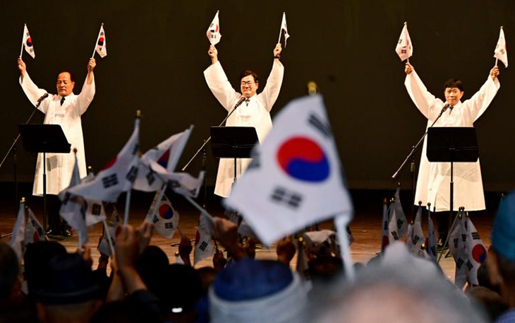 박찬대 인천시장이 15일 인천문화예술회관에서 열린 '제81주년 광복절 경축행사'에서 참석자들과 함께 만세삼창을 하고 있다. 제공=인천시