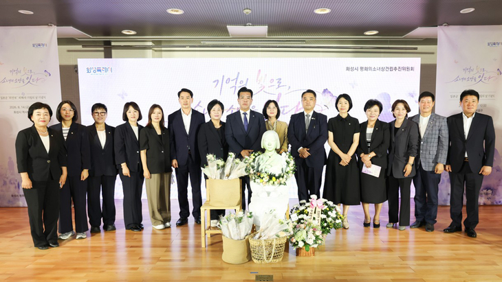 지난 14일 화성시역사박물관에서 열린 '일본군 위안부 피해자 기림의 날 기념식'에서 이계철 화성시의회 의장(왼쪽에서 8번째)을 비롯한 시의원들과