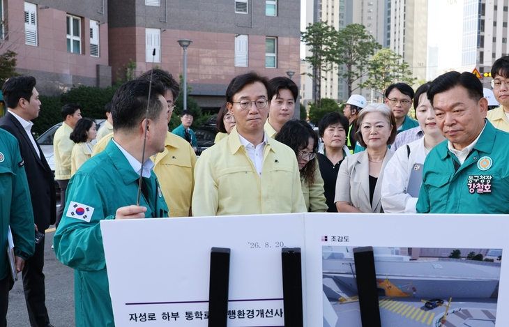 20일 오전 전재수 부산시장이 동구 성남초등학교 통학로를 찾아 학생들의 등굣길 안전을 살폈다. /부산시.