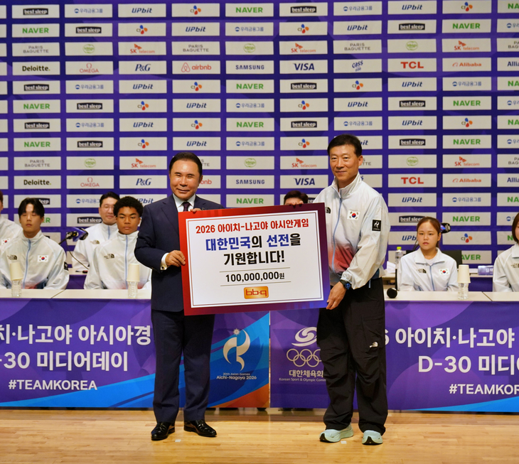 윤홍근 제너시스BBQ 그룹 회장(왼쪽)이 20일 충북 진천 국가대표선수촌에서 열린 '2026 아이치-나고야 아시안게임 D-30 미디어데이'에서 김택수 국가대