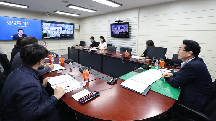정명근 화성시장이 대한민국대도시시장협의회 회의에 참석해 회원도시 시장들과 주요 현안을 논의하고 있다. 제공=화성시