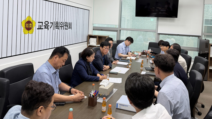 경기도의회 국중범 교육기획위원장(왼쪽 네 번째)이 서혜진 의원, 정연일 의원 및 경기도교육청 관계자들과 정담회를 갖고 교육협력사업 추진 현황을