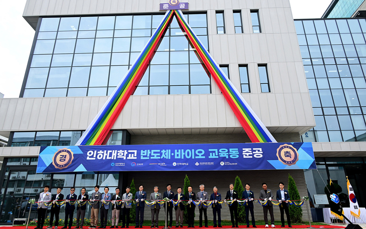 박찬대 인천시장이 19일 인하대에서 열린 '반도체·바이오 교육동 준공식'에서 조명우 인하대 총장 및 내빈들과 준공 테이프커팅을 하고 있다. 제공=