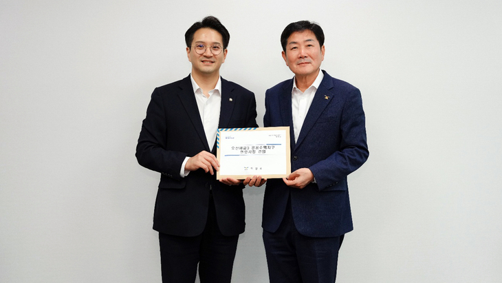 조용호 오산시장(오른쪽)이 19일 국회를 찾아 국회 국토교통위 전용기 국회의원에게 오산 세교3 공공주택지구 현안사항 건의서를 전달한 뒤 기념촬영
