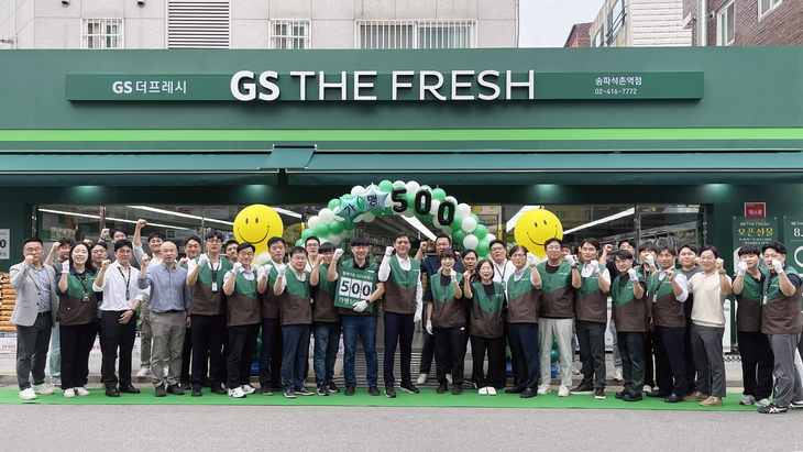 가맹 500호점 오픈식 참석자들이 기념사진을 찍고 있다. 가운데 왼쪽부터 오병상 송파석촌역점 경영주와 허서홍 GS리테일 대표이사. 사진=GS리테일