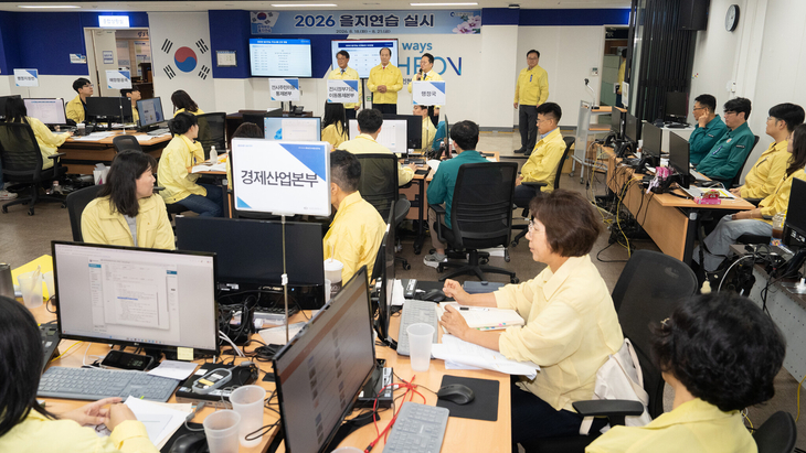 인천시의회 행정안전위원회 소속 의원들이 19일 인천시청 종합상황실을 찾아 '2026년 을지연습' 훈련 상황을 점검하고 있다. 제공=인천시의회