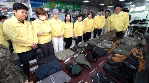 인천시의회 교육위원회 소속 의원들이 19일 인천시교육청 정보센터 1층에 마련된 군 체험 프로그램 행사장에서 전시된 군사 장비를 살펴보고 있다. 제