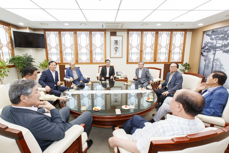 김희수 경북도의회 의장, 역대 의장들과 지방의회 발전 방향 모색