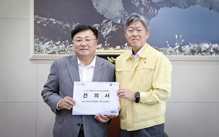 박관열 광주시장(왼쪽)이 정부세종청사에서 김이탁 국토교통부 제1차관에게 공공주택지구 추가 지정과 국가산업단지 조성을 건의했다. 제공=광주시