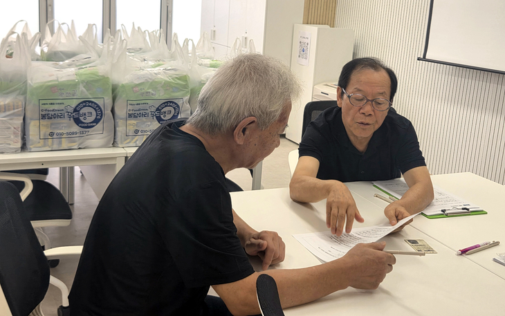 19일 화성시 서부종합사회복지관 비봉센터에서 진행된 '찾아가는 그냥드림' 현장에서 이용자가 관계자와 상담을 진행하고 있다. 제공=화성시
