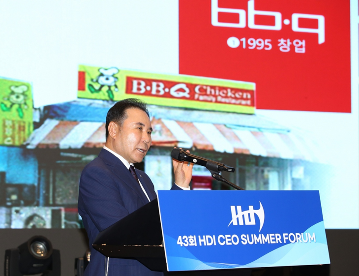 윤홍근 제너시스BBQ 그룹 회장이 강원 강릉 탑스텐 호텔에서 열린 '제43회 2026 HDI CEO SUMMER FORUM'에서 '위기를 기회로, 세계를 향한 끊임없는 도전'을