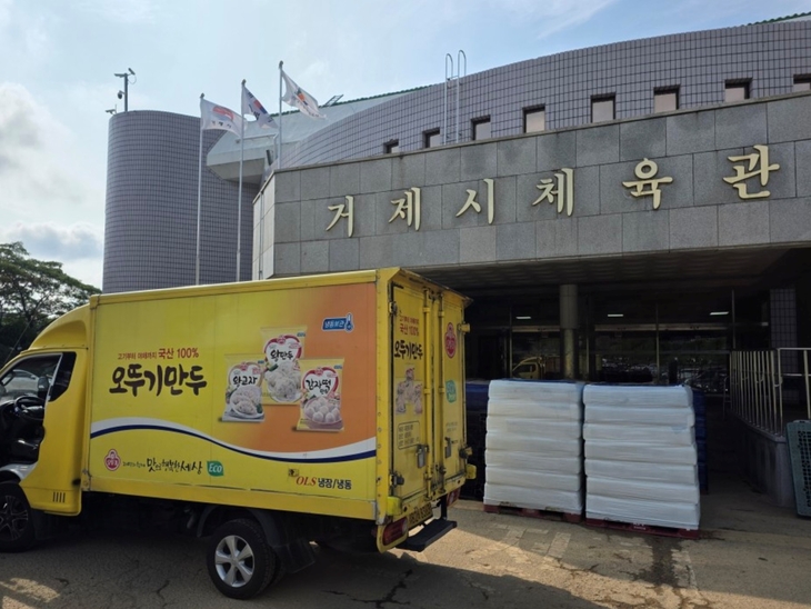 오뚜기는 집중호우로 피해를 입은 경남 거제 지역 주민들을 돕기 위해 긴급 구호물품을 지원했다고 21일 밝혔다.