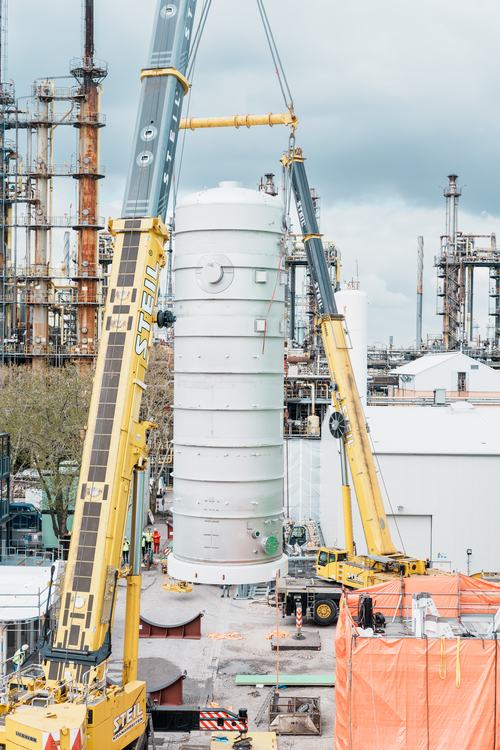 At the heat pump construction site, the core component is being hoisted into its designated position.
Photo: BASF