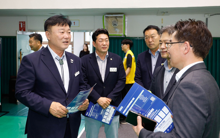성수석 이천시장(왼쪽)이 관계자들과 함께 지역 상권 활성화 현장을 둘러보며 정책 추진 상황을 점검하고 있다. 제공=이천시