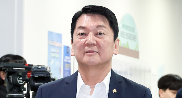 조작강화특위 쇄신 관련 기자회견 위해 입장하는 안철수 의원