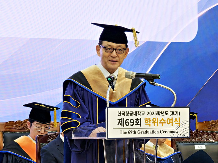 허희영 한국항공대학교 총장이 지난 20일 전자관 대강당에서 열린 2025학년도 후기(제69회) 학위 수여식에서 식사를 하는 모습. 사진=박규빈 기자