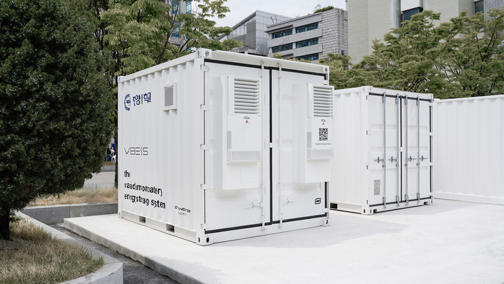 참고사진1) 스탠다드에너지가 한양대학교에 설치한 바나듐 이온 배터리 에너지 저장장치(ESS).jpg