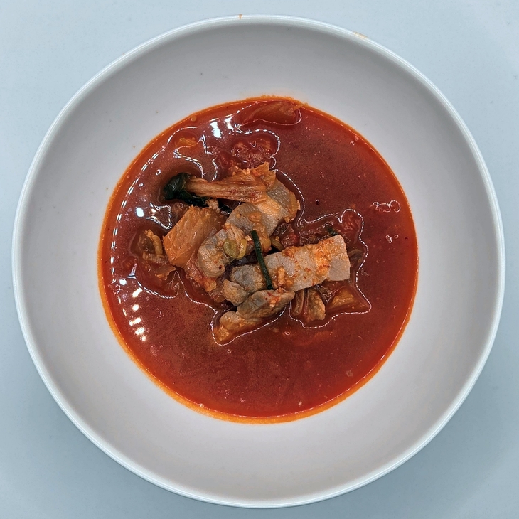 대상 청정원 호밍스 초간편 묵은지김치찌개. 국물은 절반 이상 덜어냈다. 사진=송민규 기자