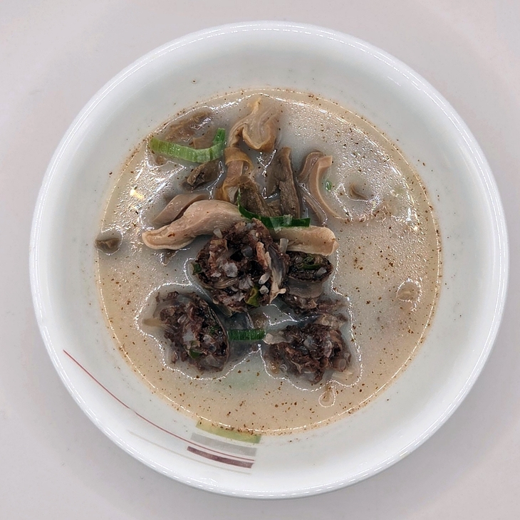 대상 청정원 호밍스 초간편 모듬순댓국. 국물은 절반 이상 덜어냈다. 사진=송민규 기자