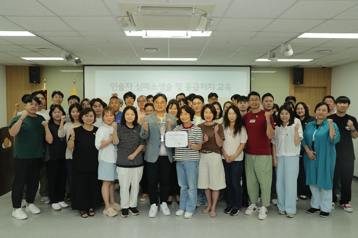노랑풍선 최명선 수석부사장(가운데)이 고객 안전관리 강화를 위한 심폐소생술 및 응급처치 교육을 이수한 인솔자들과 함께 기념촬영을 하고 있다. 사