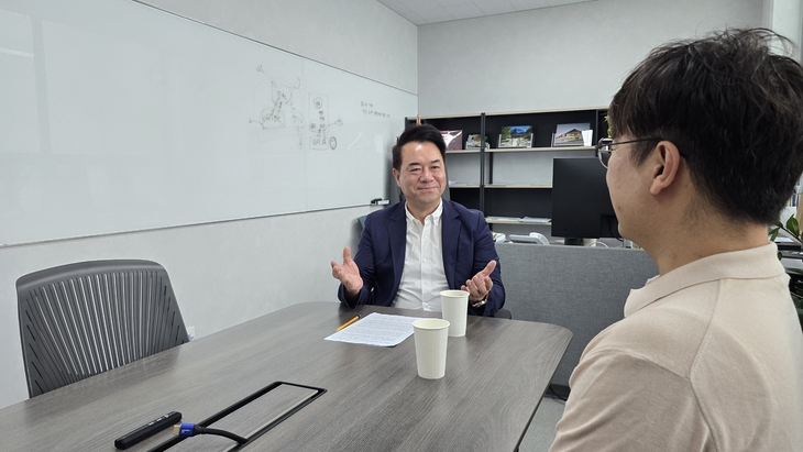 13일 서울 구로구 진원생명과학 본사에서 <에너지경제신문>과 인터뷰하는 김경진 대표 [사진=최태현 기자]