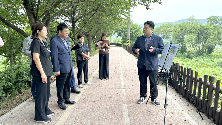 고찬석 경기도의회 건설교통위원장과 관계자들이 지방도342호선 광주시 구간의 차량 가드레일 추돌사고 현장을 점검하고 있다. 제공=경기도의회