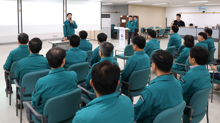 21일 용인시청에 마련된 을지연습장에서 열린 '2026년 을지연습 강평 보고회'에서 이상일 용인시장이 발언을 하고 있다. 제공=용인시