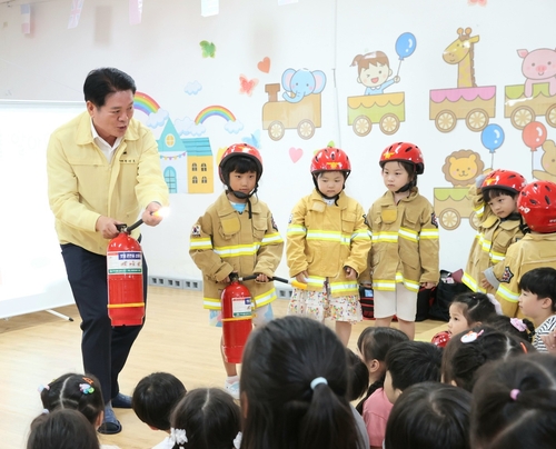 최대호 안양시장 20일 동안구 범계동의 한 유치원에서 실시된 민방위 공습대피훈련 동참