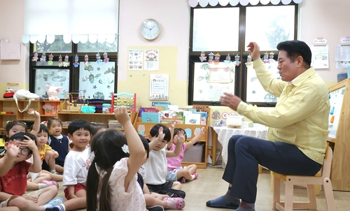 최대호 안양시장 20일 동안구 범계동의 한 유치원에서 실시된 민방위 공습대피훈련 동참
