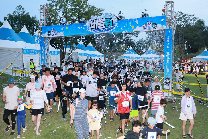 거품 속 달리고 걸으며 여름밤 만끽