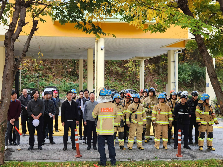 한화리조트 산정호수 임직원들이 소방서와 합동 훈련을 진행하고 있다.
