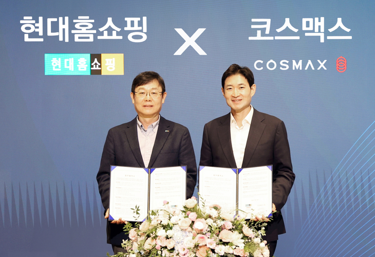 지난 20일 서울 강동구 현대홈쇼핑 본사에서 열린 업무협약식에서 이병주 코스맥스비티아이 대표(오른쪽)와 한광영 현대홈쇼핑 대표가 기념촬영을 하