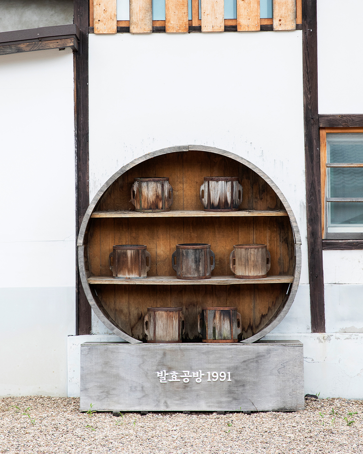 교촌에프앤비의 농업회사법인 발효공방1991이 문화체육관광부와 한국관광공사의 '대한민국 명소 발굴 100X100 프로젝트'에서 미식·문화 2개 부문 명