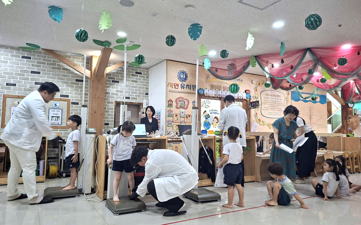 화성시 효행구보건소 관계자들이 24일 인공지능(AI) 기반 아동 스마트건강관리사업에 참여한 유치원 원아들의 키·체중·체성분 등 신체 상태를 측정하