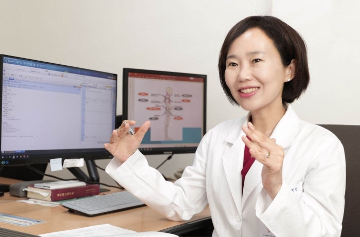 '한방명의' 송미연 교수가 폭염과 열대야에 지친 심신을 회복하는 방법에 대해 설명하고 있다. 사진=경희대 한방병원
