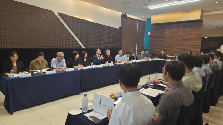 25일 대전 서구 KW컨벤션에서 기상청 수치예보센터가 개최한 '2026년 수치예보 자문위원회'에서 첨단 융합 분야 전문가들이 수치예보 혁신 전략을 논