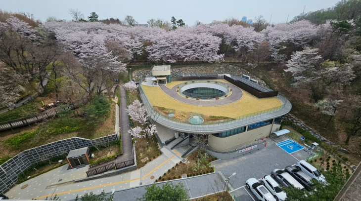 서울시 서초구에 위치한 방배숲환경도서관 전경. 제공=에코나우