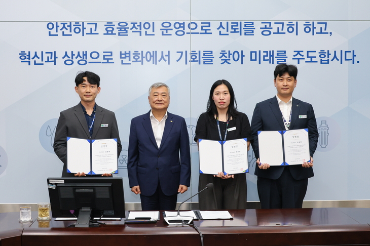 김회천 한국수력원자력 사장(왼쪽에서 두 번째)이 24일 경북 경주 본사에서 '조직문화혁신 주니어보드' 신설을 기념해 구성원들에게 임명장을 전달