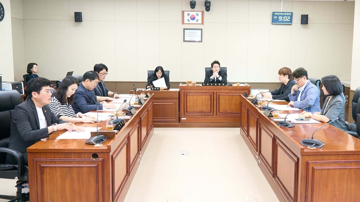 용인시의회 의회운영위원회가 24일 회의실에서 제306회 제1차 정례회 의사일정을 협의하고 있다. 제공=용인시의회