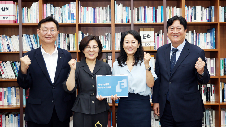 지난 24일 국회를 방문한 김보라 안성시장(왼쪽 두 번째)이 이재정 국회 문화체육관광위원장(왼쪽 세 번째)에게 관광진흥법 개정의 조속한 처리를 건의