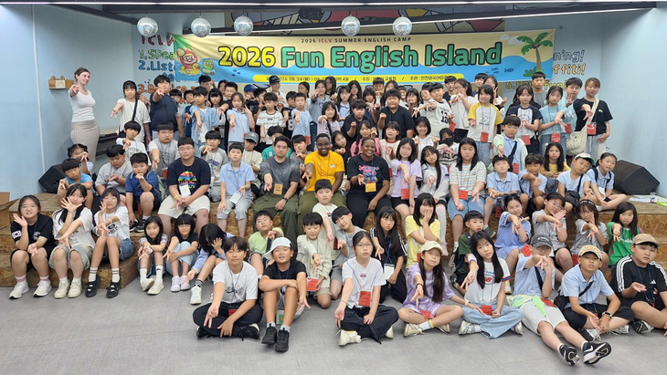 인천시교육청과 옹진군청이 공동 추진하는 '읽걷쓰 4P 학습역량 기반 2026 Fun English Island Camp'에 참가한 도서 지역 초등학생들과 원어민 강사진이 기