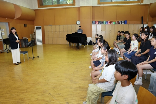 김미수 고양특례시의회 의장 25일 고양시립소년소녀합창단 연습실 응원 방문