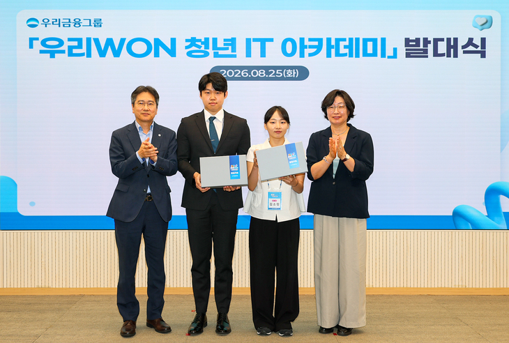 '우리WON 청년 IT 아카데미 발대식'에서 박제성우리금융지주 경영지원부문장(왼쪽)과 임영미 고용노동부 고용정책실장(오른쪽)이 대표 청년들과 기
