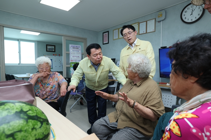 윤석대 한국수자원공사 사장(사진 가운데)이 26일 경남 거제시 거제면 옥산리에 있는 마을 경로당을 찾아 피해 주민들의 애로사항을 듣고 일상 회복을 