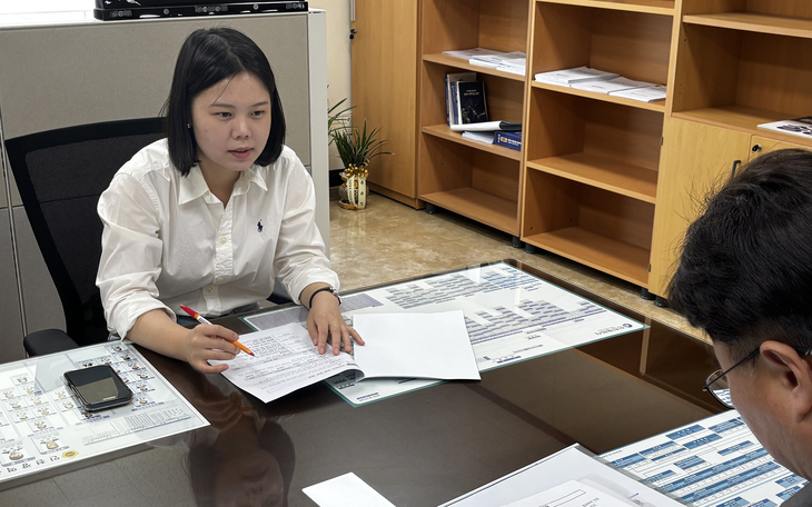 인천시의회 정보현 의원이 25일 인천시 관계부서로부터 연수·선학지구의 향후 추진 계획을 보고받고 있다. 제공=인천시의회