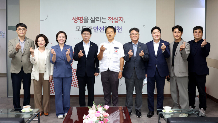 25일 대한적십자사 인천지사를 방문한 박종혁 인천시의회 의장을 비롯한 의장단과 관계자들이 기념촬영을 하고 있다. 제공=인천시의회