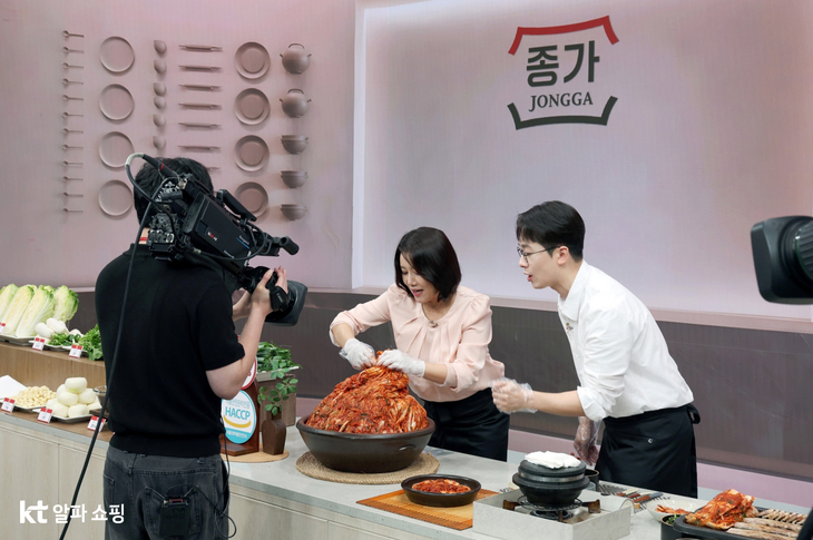 오는 27일 오후 5시 40분대 KT알파 쇼핑에서 방송 예정인 '종가 유산균 플러스 포기김치' 스튜디오 녹화 현장. 사진=KT알파