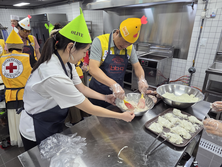 제너시스BBQ 그룹이 지난 25일 경기도 이천시 치킨대학에서 대한적십자사 경기도지사 소속 봉사자 20명을 대상으로 '치킨캠프'를 진행했다.