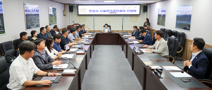 25일 안성시의회 소통회의실에서 열린 안성시시설관리공단과의 간담회에서 반인숙 안성시의회 의장과 이정찬 안성시시설관리공단 이사장 등 관계자