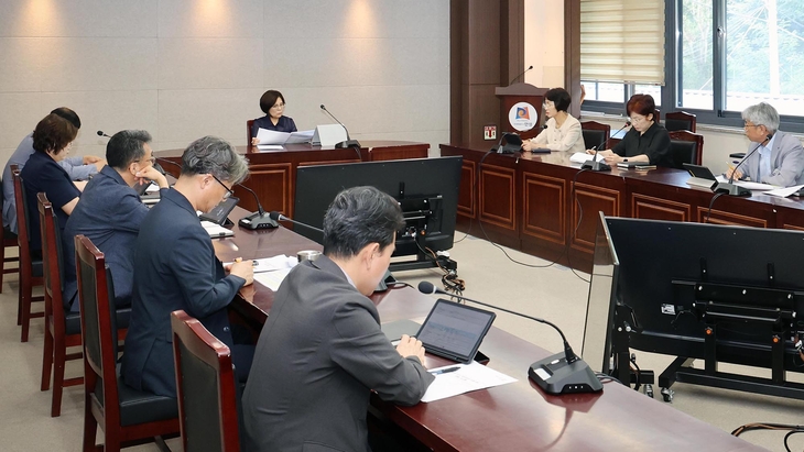 26일 안성시청에서 열린 '경기도 제2회 추경예산 편성 영향 파악 보고회'에서 김보라 안성시장과 관계 공무원들이 경기도 추경안이 시 재정에 미치